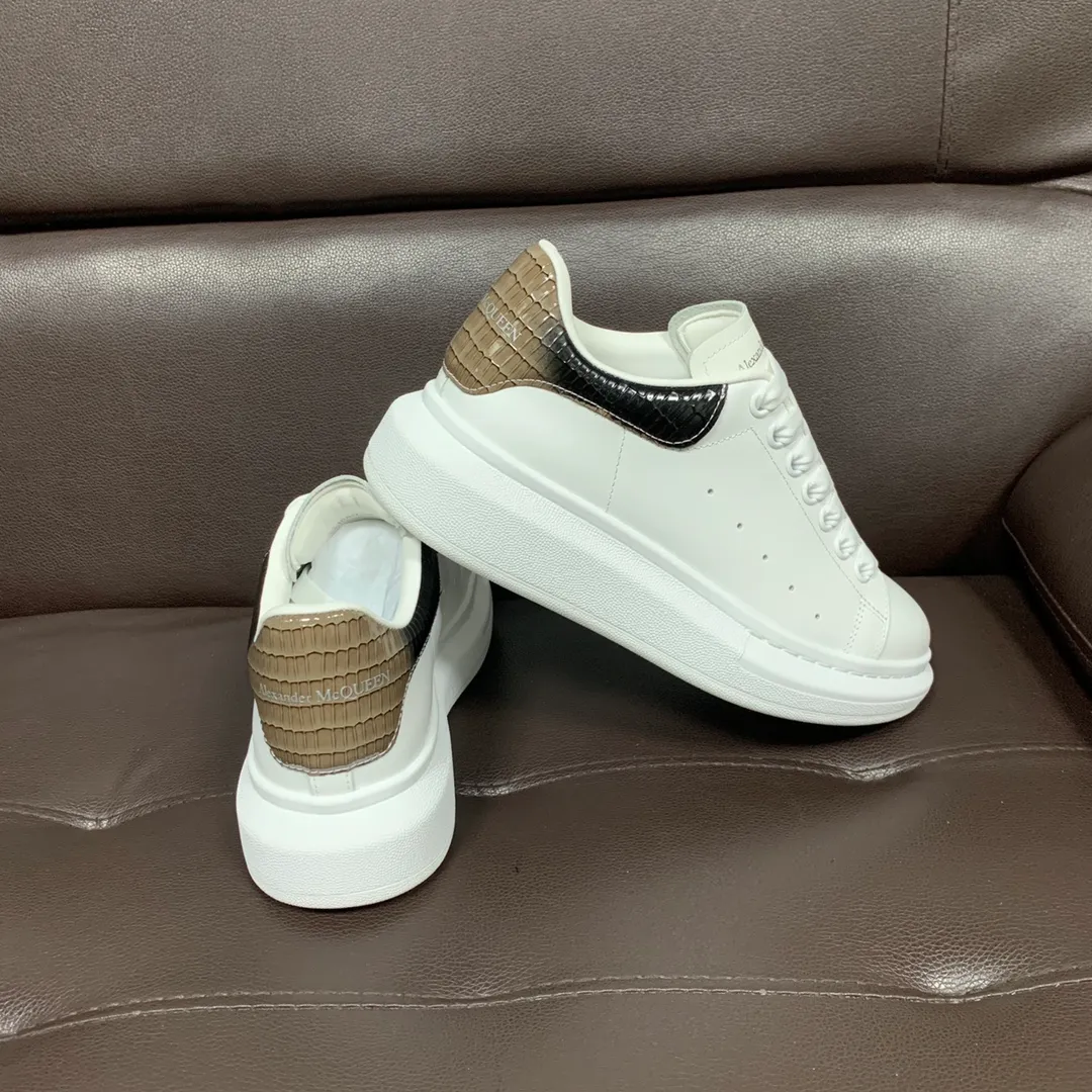 👟👟Ex-factory price 560👟👟 Professional McQueen factory. Top version. Couple style Alexander McQUEEN high version has been upgraded to the highest quality again✅ 💪McQueen Spring, Summer, Autumn and Winter top version Purchasing level✅ Recruiting national online and offline agents to join🤝 🏆Fabric: Original materials imported from Italy. Texture, water-resistant and non-discoloring 🏆Inner lining: ️A-grade Italian imported lining resistant to dirt, sweat-absorbent, breathable and comfortable 🏆Foot pads: top-grade imported Italian super-soft cowhide leather 🏆Outsole: PU+counter 1:1 🏆Shoe box: original white box. Plus white flip cover for double-layer protection. Cloth bag. Handbag. Certificate of 1:1 mold opening, 4-piece set. Delivered with a pair of shoelaces. 🖕🏿🖕🏿🖕🏿You can choose any pair of shoelaces in any color of our factory 🏆Code number: women’s 34-41. men’s 38-46 🏆Special remarks (women’s size 34.40.41, men’s size 38.45.46 is customized, no returns or exchanges) Win-win cooperation🤝